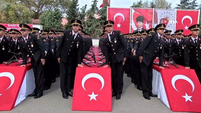 Yüzlerce asker arasında gözyaşlarıyla 'Ali'sini aradı... Mezuniyet törenindeki duygusal buluşma İHA muhabirini de ağlattı