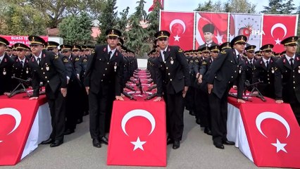 Yüzlerce asker arasında gözyaşlarıyla 'Ali'sini aradı... Mezuniyet törenindeki duygusal buluşma İHA muhabirini de ağlattı