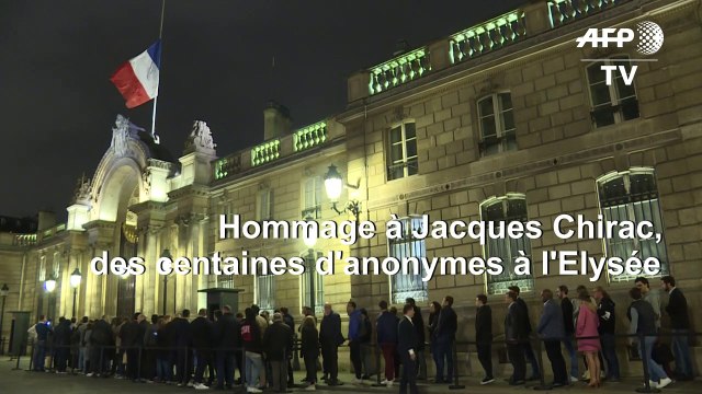 Foule d'anonymes à l'Elysée pour rendre hommage à Jacques Chirac
