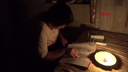 Hakkari bu aile 1 yıldır mum ışığında yaşıyor