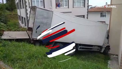 Kamyon eve daldı mahalleli deprem sanıp sokağa fırladı