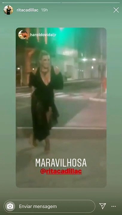 Rita Cadillac se agarra em poste e faz dança sensual no Centro de Vitória (ES)