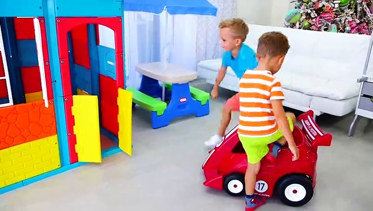 Vlad et Nikita jouent et construisent un théâtre coloré