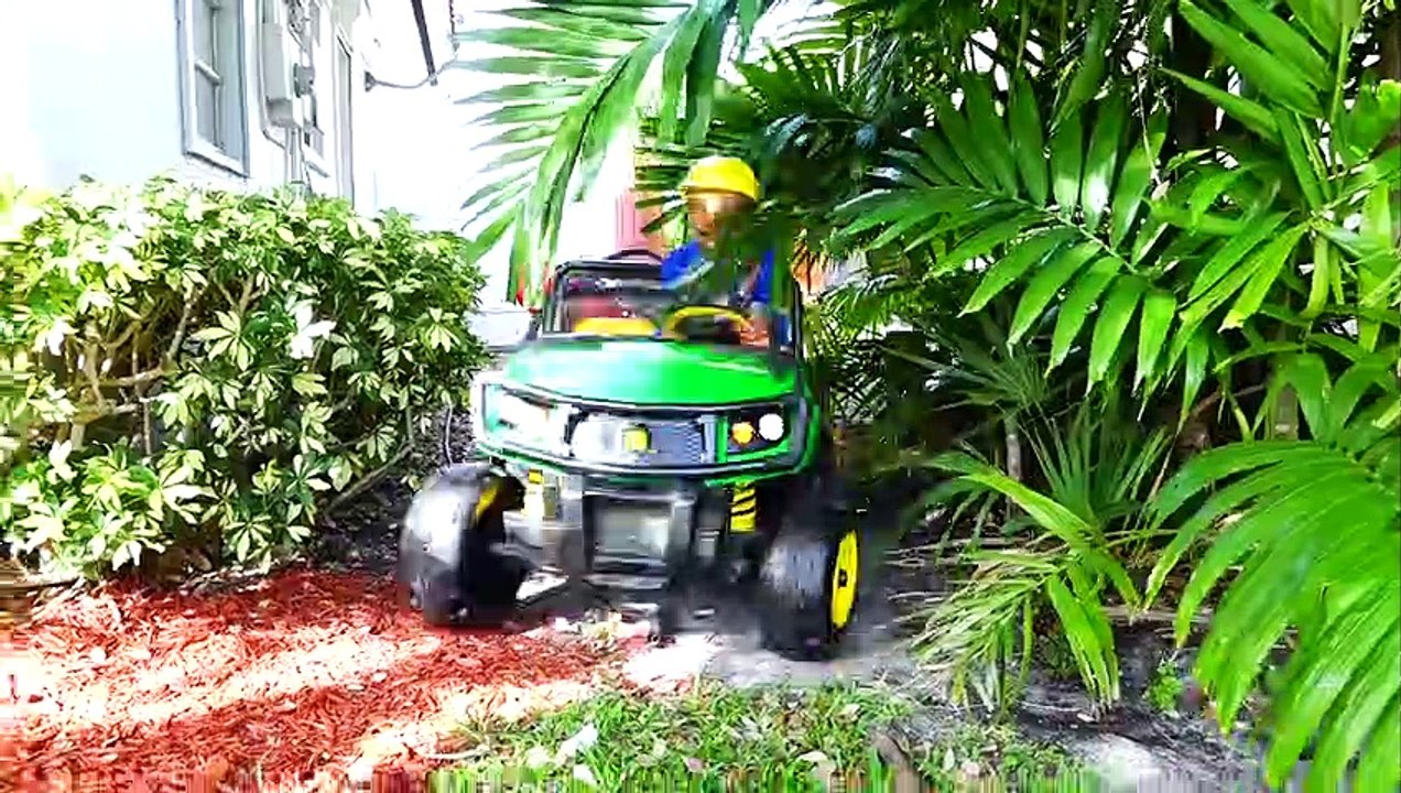 Vlad et Nikita jouent et réparent un théâtre