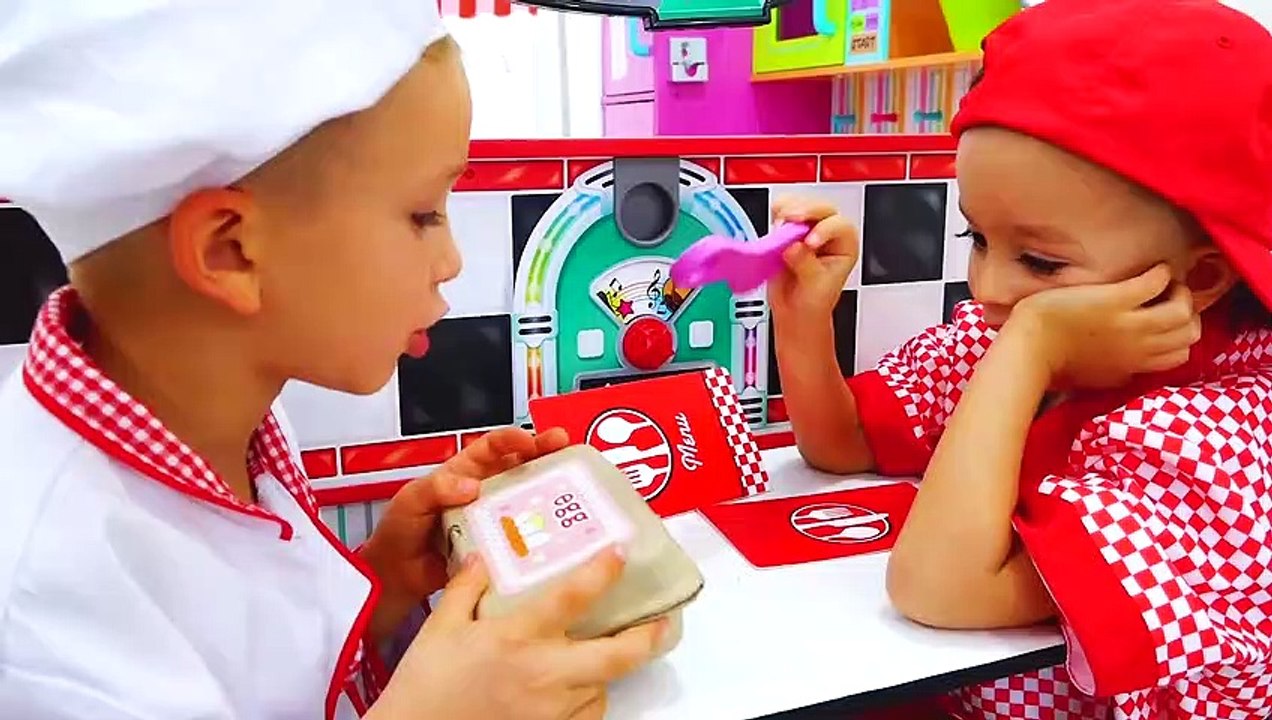 Vlad et Nikita préparant le petit déjeuner pour maman