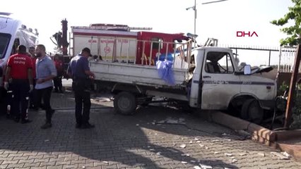 Adana kamyonet duvara çarptı 3 ölü, 1 yaralı-2