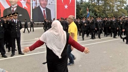 Gözü yaşlı anne, yüzlerce asker arasından oğlunu aradı
