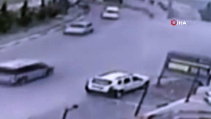 Hafif ticarî araç ile motosiklet böyle çarpıştı: 1 yaralı