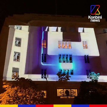 Pour dénoncer les inégalités face aux soins, Médecins du Monde a projeté plusieurs messages sur des bâtiments parisiens symboliques