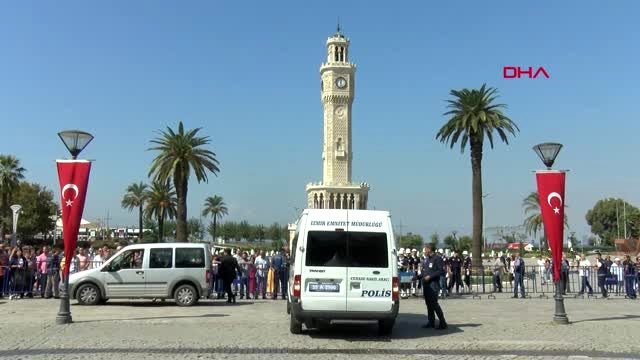 İzmir hafif ticari aracın çarptığı trafik polisi şehit oldu