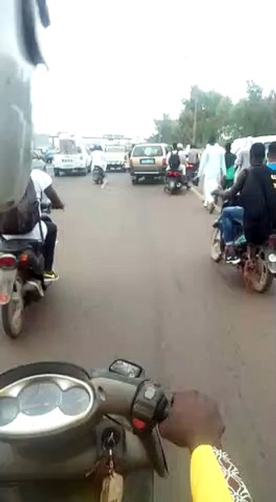Des fidèles Mourides empruntent l’autoroute à pied de Pikine à la mosquée Massalikoul Jinaan