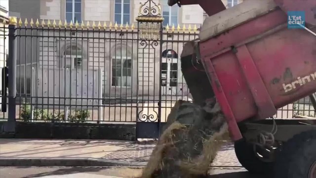 Troyes : les agriculteurs déversent du fumier devant la préfecture de l'Aube