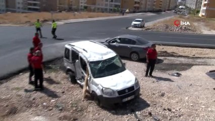 Otomobil ile hafif ticari araç çarpıştı: 1'i ağır 2 yaralı