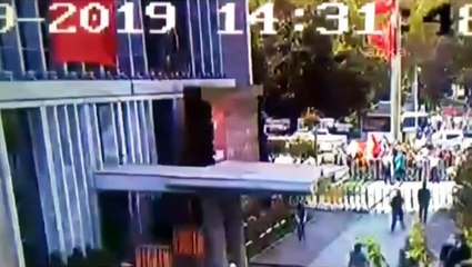 İBB Başkanı İmamoğlunun makam odasına jiletle girmeye çalışan bir kişi güvenlik görevliler