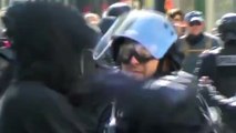 Un policier met une grosse droite à un manifestant qui touche à son LBD40