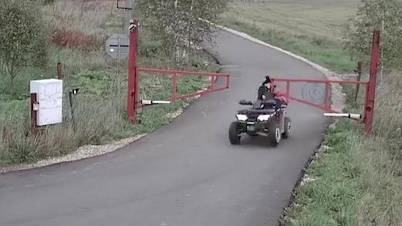 Une maman en quad percute une barrière avec ses deux enfants