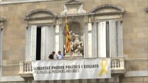 Quitan la pancarta de los presos de la fachada del Palau de la Generalitat