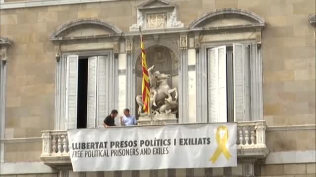 Quitan la pancarta de los presos de la fachada del Palau de la Generalitat