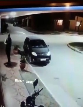 Il braque un homme dans la rue mais c'est son pote !!