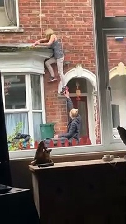 Une femme vient aider sa voisine bloquée sur la façade de sa maison... Mauvaise idée !
