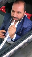 Araç içinde sigara içme yasağından kaçmak için ilginç bir yöntem buldu