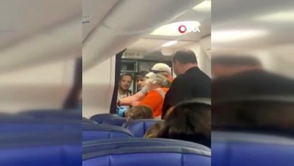 - Uçak tuvaletinde mahsur kalan kadın yolcu, acil iniş yaptırdı