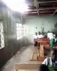 L'état de délabrement de cette salle de classe rend triste les internautes
