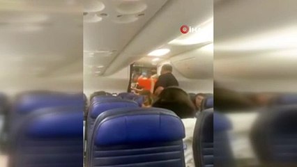 - Uçak tuvaletinde mahsur kalan kadın yolcu, acil iniş yaptırdı