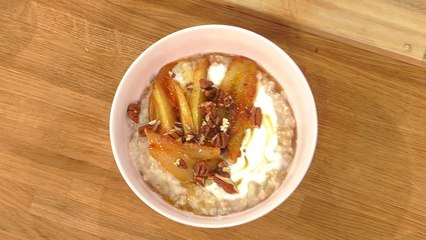 Porridge aux bananes et poires caramélisées