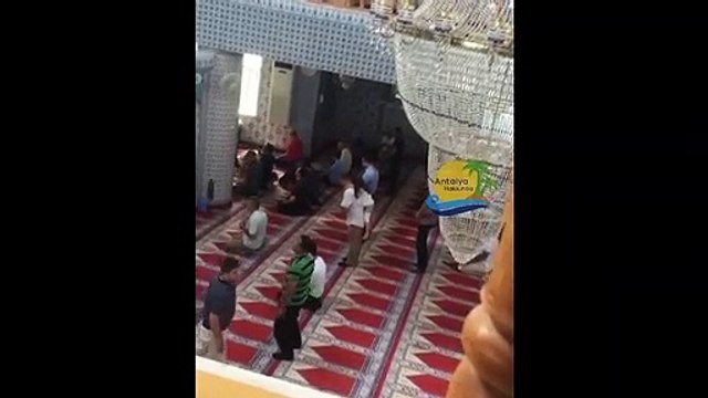 Namaz kılan dedesinin sırtından inmeyen çocuk