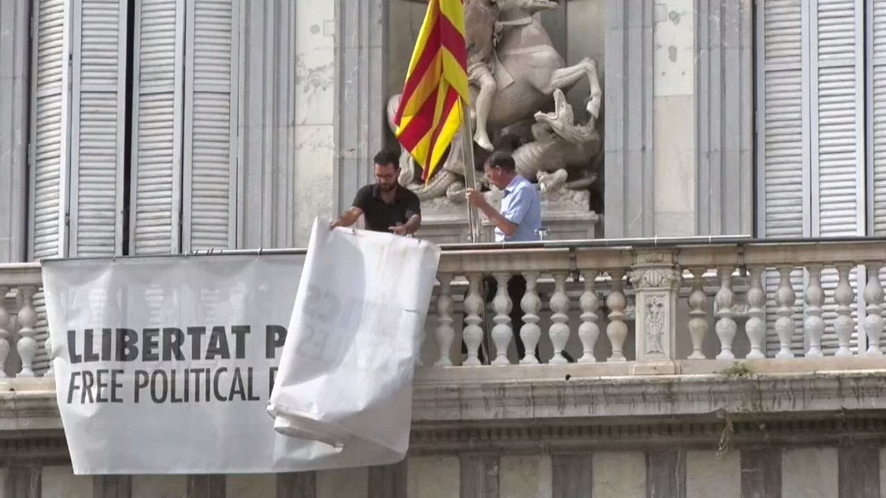 Retirada de la fachada del Palau de la Generalitat la pancarta de los presos