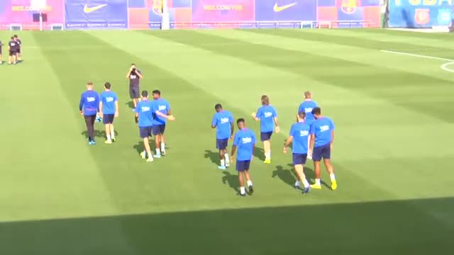 Los jugadores del Barcelona acuden a entrenar