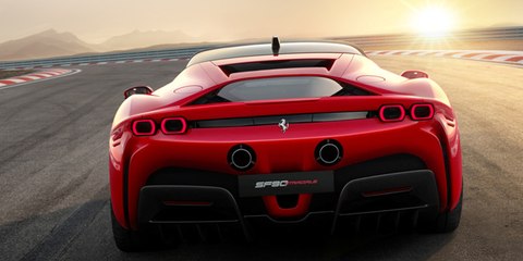 Unos idiotas se graban intentando adelantar a un Ferrari y terminan volcando