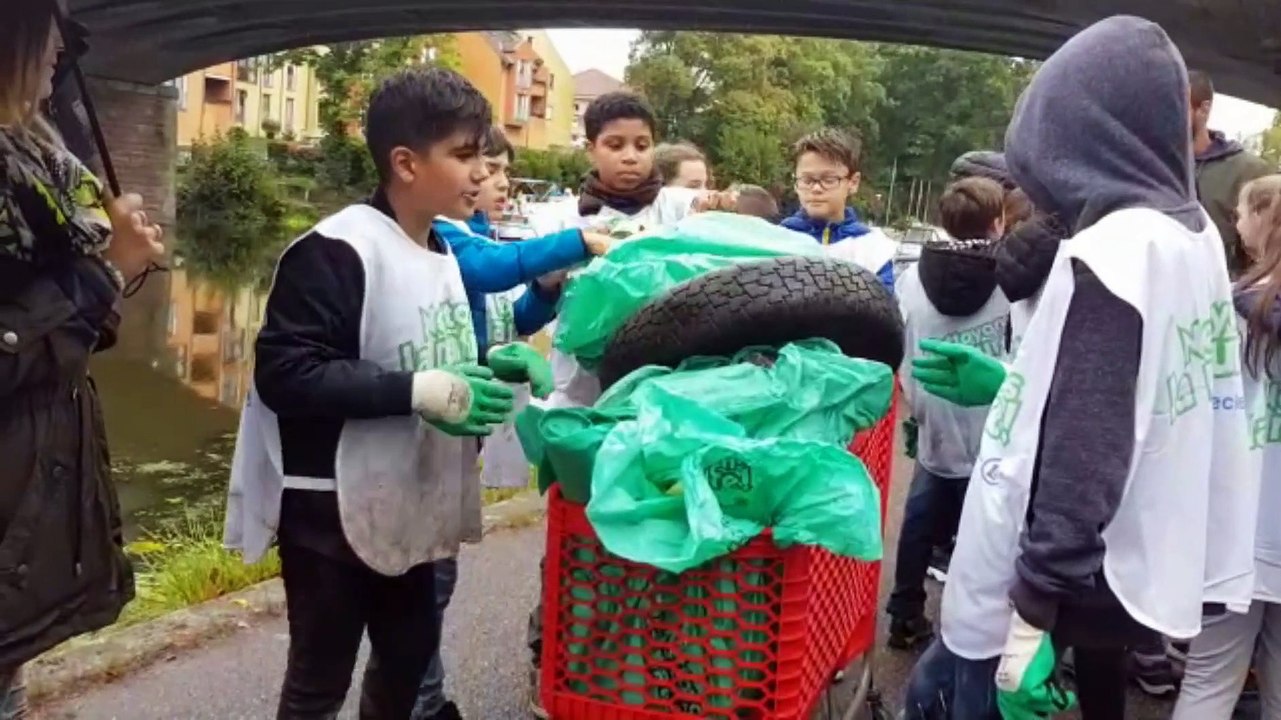 Sarreguemines : les élèves de l’institution Sainte-Chrétienne nettoient les berges de la Sarre