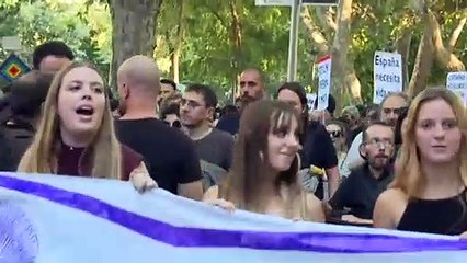 Iglesias y Montero acuden a la manifestación por el clima con su bebé de dos meses