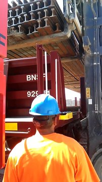 Déchargement raté d'un train de transport : le chargement tombe au ralenti !