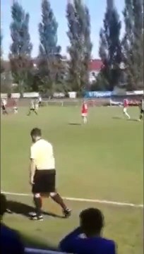 Ivre, l'arbitre de touche s'endort sur le terrain de foot !