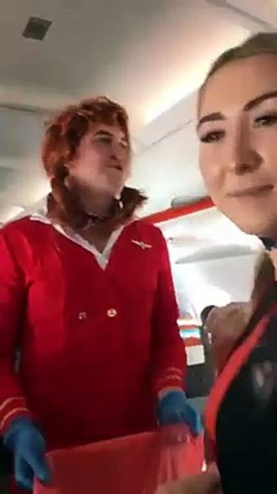 Déguisé en hôtesse de l'air il fait le service dans l'avion