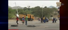Buses y camiones varados tras protesta en Carchi