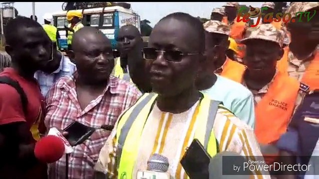 Ralentisseurs hors normes sur les routes les travaux de démolition et la construction de bande rugueuse lancés