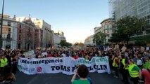 Una 'ola' durante la manifestación en Madrid por el clima