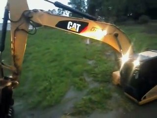 Quand une pelleteuse attrape un poisson de 18kg