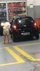 Mais pourquoi remplit-elle le reservoir de sa voiture avec de l'eau...