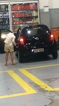 Mais pourquoi remplit-elle le reservoir de sa voiture avec de l'eau...