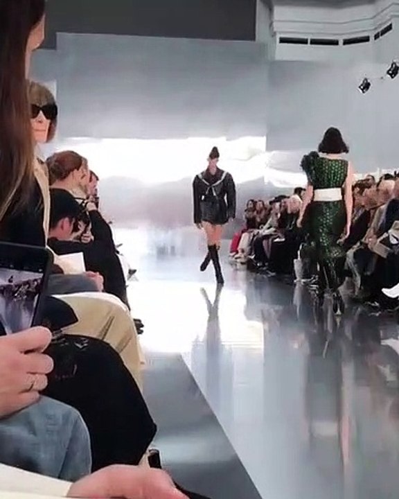 Ce mannequin donne tout dans son défilé...