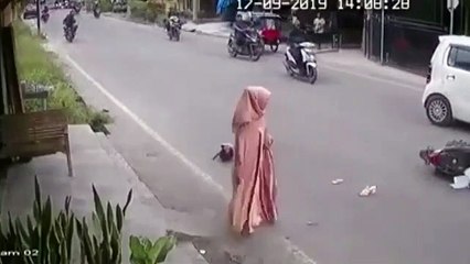 Une femme à moto fait n'importe quoi et se fait punir