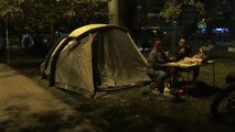 Depremden etkilenen bazı vatandaşlar, park ve bahçelerde bekliyor - İSTANBUL