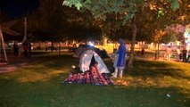 İstanbul depreminin 2. gününde bazı vatandaşlar parklarda kalmaya devam ediyor