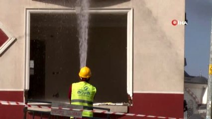 Kağıthane'de riskli bina kontrollü bir şekilde yıkıldı