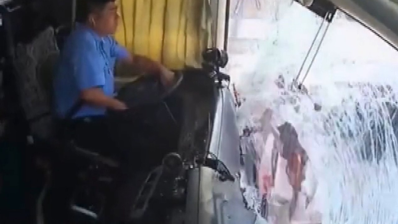 Dikkatsiz sürücü az kalsın canından oluyordu!